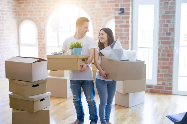 Jong Mooi Gelukkig Paar Nieuw Huis Tijdens Verhuizing — Stockfoto