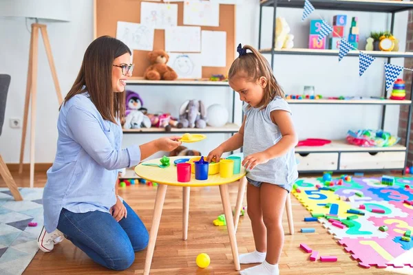 Blank Meisje Kind Spelen Leren Speelschool Met Vrouwelijke Leraar Moeder — Stockfoto