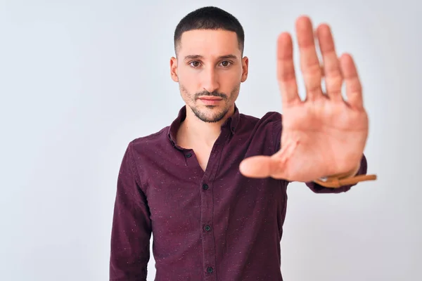 Joven Hombre Negocios Guapo Pie Sobre Fondo Aislado Haciendo Dejar —  Fotos de Stock