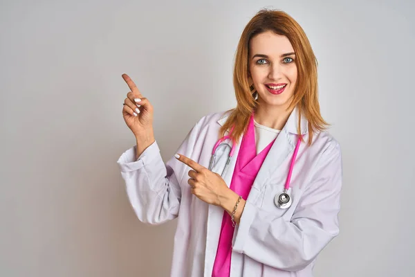 Rothaarige Kaukasische Ärztin Trägt Rosa Stethoskop Über Isoliertem Hintergrund Lächelnd — Stockfoto