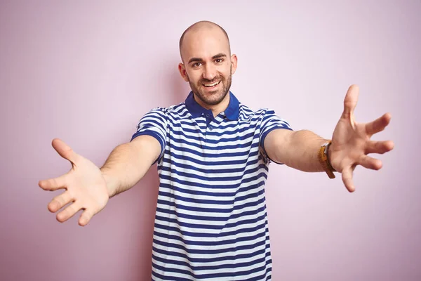 Young Bald Man Beard Wearing Casual Striped Blue Shirt Pink — ストック写真