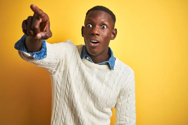 Afrikanisch Amerikanischer Mann Jeanshemd Und Weißem Pullover Über Isoliertem Gelben — Stockfoto