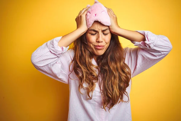 Mujer Joven Con Pijama Máscara Para Dormir Pie Sobre Fondo — Foto de Stock