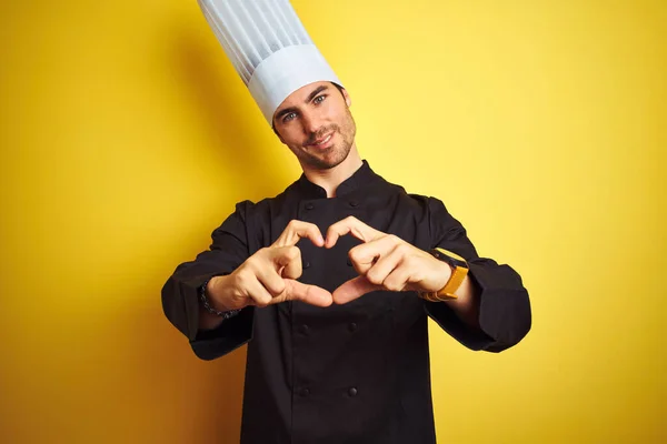 Jonge Chef Kok Uniform Hoed Geïsoleerde Gele Achtergrond Lachend Liefde — Stockfoto