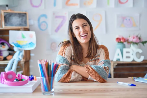 Joven Mujer Hermosa Maestra Con Suéter Gafas Sentadas Escritorio Jardín — Foto de Stock