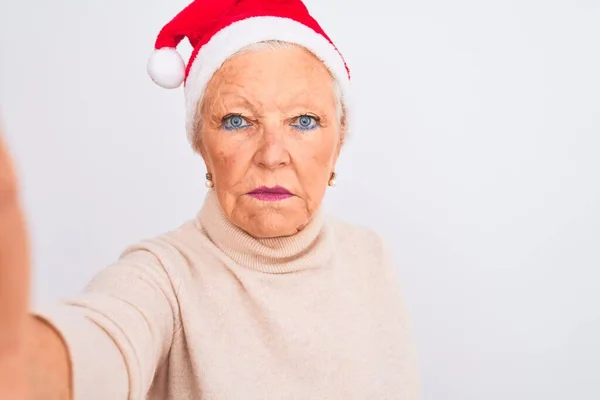 Grauhaarige Frau Mit Weihnachtsmütze Macht Selfie Auf Isoliertem Weißem Hintergrund — Stockfoto