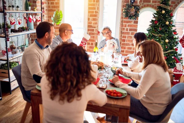Familie Vrienden Dineren Thuis Viert Kerstavond Met Traditioneel Eten Decoratie — Stockfoto