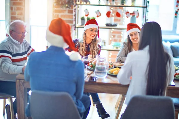 Vacker Familj Bär Tomten Hatt Möte Leende Glad Och Självsäker — Stockfoto