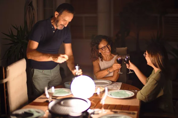 Bella Cena Famiglia Brindisi Con Una Tazza Vino Sorridente Terrazza — Foto Stock