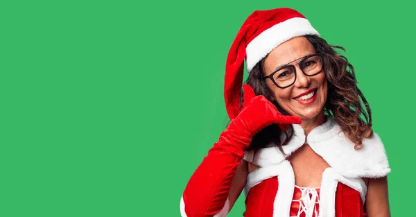 Middelbare Leeftijd Vrouw Santa Claus Kostuum Glimlachend Doen Telefoon Gebaar — Stockfoto