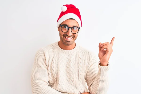 Junger Gutaussehender Mann Mit Weihnachtsmütze Und Brille Vor Isoliertem Hintergrund — Stockfoto