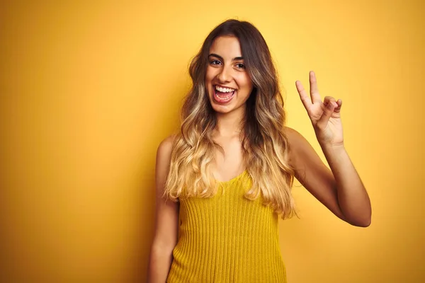 Jovem Bela Mulher Vestindo Shirt Sobre Amarelo Isolado Fundo Mostrando — Fotografia de Stock