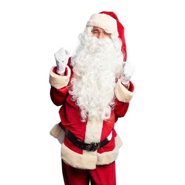 中年英俊男子身穿圣诞老人服装 蓄着胡子 兴高采烈地站在那里 举手投足 微笑着 尖叫着要成功 庆祝概念 — 图库照片