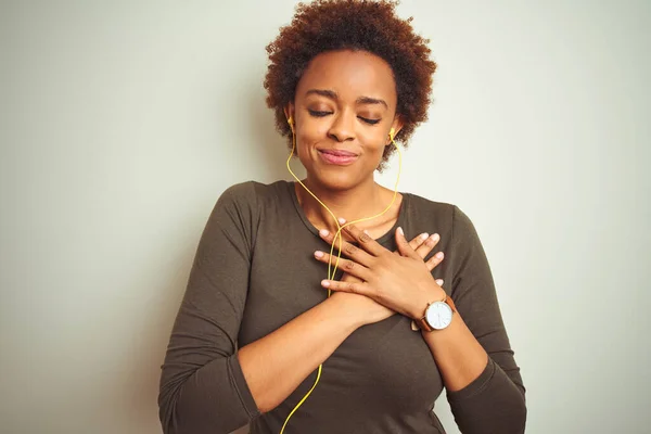 Afro Amerikaanse Vrouw Draagt Oortjes Die Luisteren Naar Muziek Geïsoleerde — Stockfoto