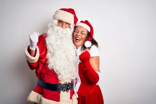 Paar Mittleren Alters Weihnachtsmannkostüm Das Sich Vor Isoliertem Weißen Hintergrund — Stockfoto