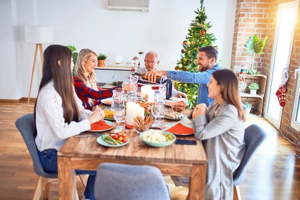 Schöne Familientreffen Lächelnd Glücklich Und Zuversichtlich Putenbraten Essen Und Weihnachten — Stockfoto