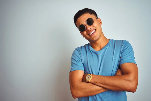 Joven Brasileño Vistiendo Camiseta Azul Gafas Sol Sobre Fondo Blanco —  Fotos de Stock