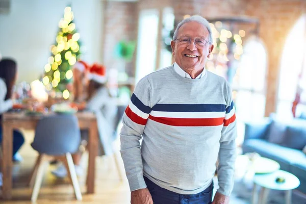 Starší Pohledný Muž Šťastně Sebevědomě Usmívá Stojící Úsměvem Tváři Slaví — Stock fotografie