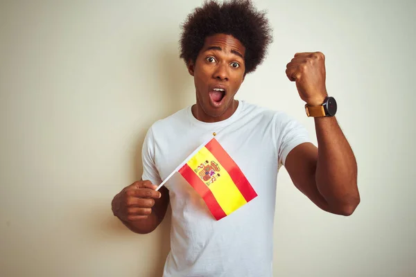Молодой Афро Американец Испанским Флагом Стоящим Изолированном Белом Фоне Раздраженный — стоковое фото