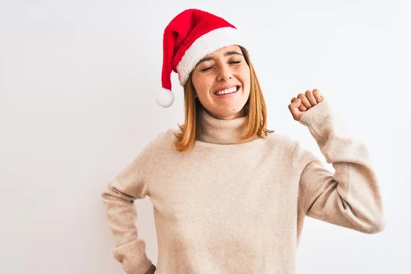 Mulher Ruiva Bonita Usando Chapéu Natal Sobre Fundo Isolado Que — Fotografia de Stock