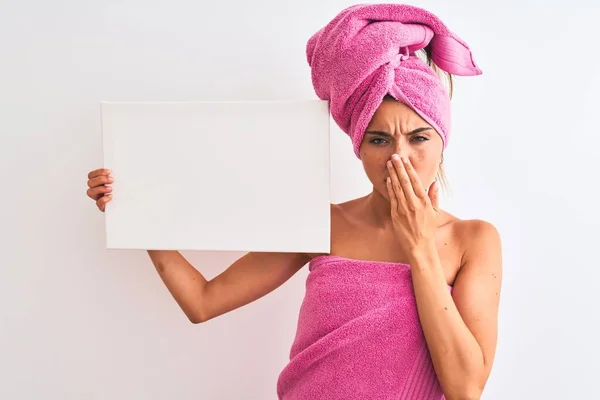 Young Beautiful Woman Wearing Shower Towel Holding Banner Isolated White — ストック写真