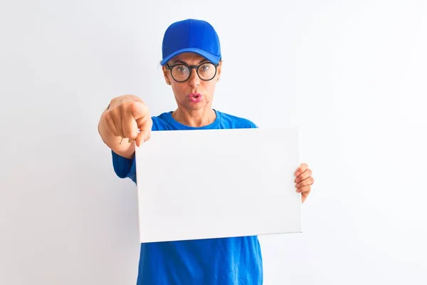 Senior Delivery Frau Mit Mütze Und Brille Hält Banner Über — Stockfoto