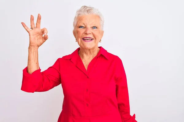 Femeia Vârstă Părul Gri Purtând Cămașă Roșie Casual Picioare Fundal — Fotografie, imagine de stoc