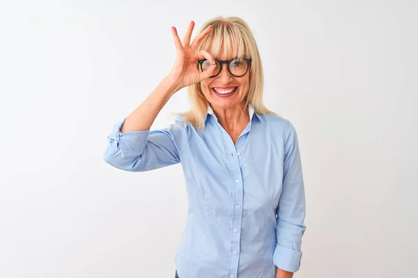 Mujer Negocios Mediana Edad Con Camisa Elegante Gafas Sobre Fondo — Foto de Stock