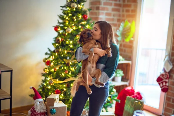 Jonge Mooie Vrouw Glimlachend Gelukkig Zelfverzekerd Hond Vasthouden Knuffelen Rond — Stockfoto