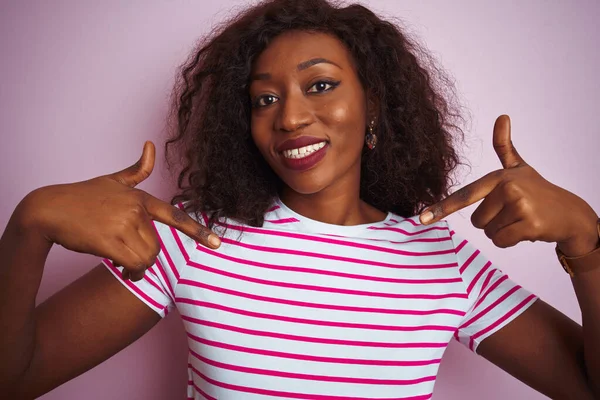 Jonge Afro Amerikaanse Vrouw Draagt Gestreepte Shirt Staan Geïsoleerde Roze — Stockfoto