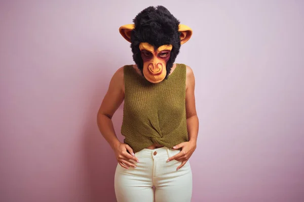 Γυναίκα Στέκεται Φορώντας Μπλουζάκι Και Μάσκα Μαϊμού — Φωτογραφία Αρχείου