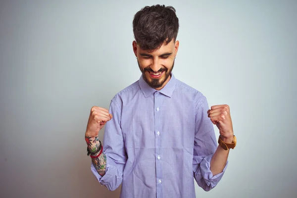 Молодой Человек Татуировкой Фиолетовой Рубашке Стоящий Изолированном Белом Фоне Счастлив — стоковое фото