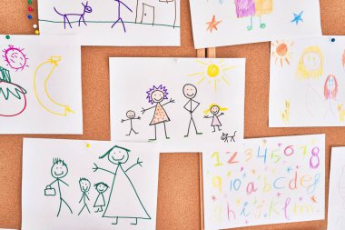 Anaokulu tahtasındaki renkli çizimlerin resmi