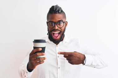 Örgü örgülü Afrikalı Amerikalı iş adamı izole edilmiş beyaz arka planda kahve içiyor. El ve parmak göstererek çok mutlu.