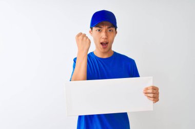 Kapşonlu Çinli teslimatçı, izole edilmiş beyaz arka planda dikilmiş öfkeyle bağırıyor, çıldırıyor ve el kaldırarak bağırıyor. Öfke kavramı.