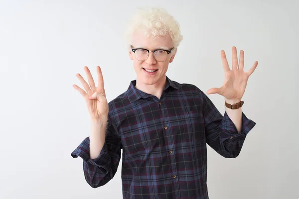Jovem Albino Loiro Vestindo Camisa Casual Óculos Sobre Fundo Branco — Fotografia de Stock