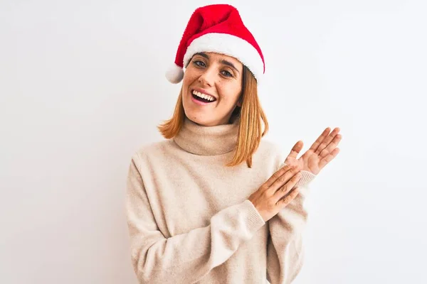 美しいです赤毛女性身に着けていますクリスマス帽子上の隔離された背景の拍手と拍手幸せと喜び 一緒に誇りに思って手を笑顔 — ストック写真