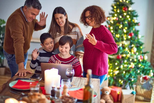美しい家族の笑顔幸せと自信 自宅でクリスマスを祝うラップトップを使用してロースト七面鳥を食べるビデオコール — ストック写真