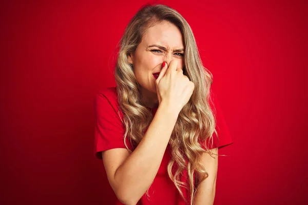 Joven Hermosa Mujer Con Camiseta Básica Pie Sobre Fondo Rojo — Foto de Stock