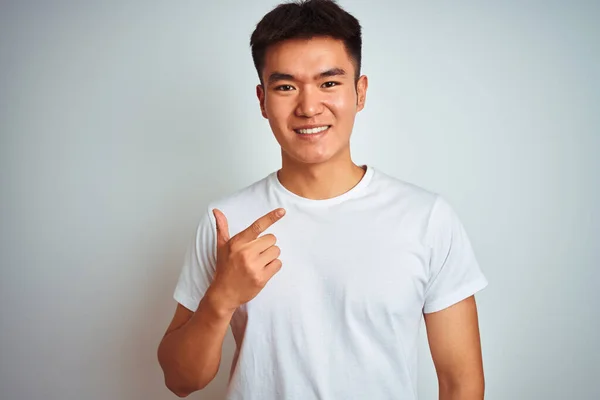 Junger Asiatischer Chinese Shirt Vor Isoliertem Weißem Hintergrund Fröhlich Mit — Stockfoto