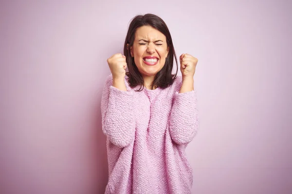 Junge Schöne Brünette Frau Einem Pullover Über Rosa Isoliertem Hintergrund — Stockfoto