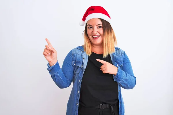 Νεαρή Όμορφη Γυναίκα Φορώντας Χριστούγεννα Σάντα Καπέλο Στέκεται Πάνω Από — Φωτογραφία Αρχείου