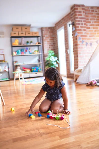 Hermosa Niña Pequeña Sentada Suelo Jugando Con Tren Jardín Infantes — Foto de Stock