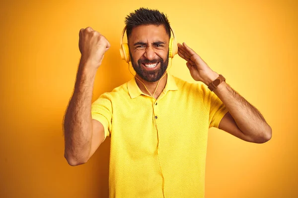 Arab Indian Hispanic Man Listening Music Using Headphones Isolated Yellow — ストック写真