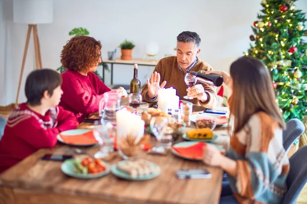 Belle Famille Souriante Heureuse Confiante Manger Dinde Rôtie Célébrant Noël — Photo