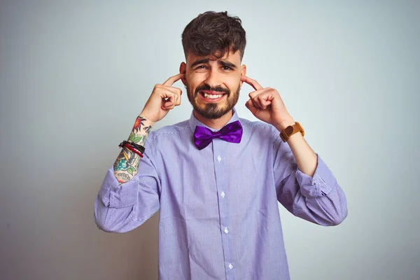 Joven Hombre Con Tatuaje Con Camisa Púrpura Pajarita Sobre Fondo —  Fotos de Stock