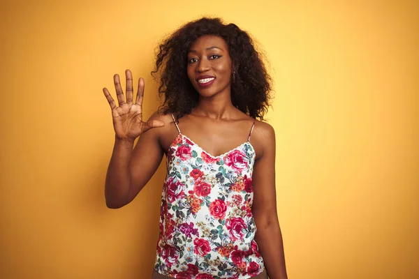 Mujer Afroamericana Vistiendo Una Camiseta Floral Verano Sobre Fondo Amarillo — Foto de Stock