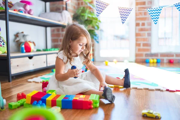 Adorável Criança Loira Brincando Torno Lotes Brinquedos Jardim Infância — Fotografia de Stock