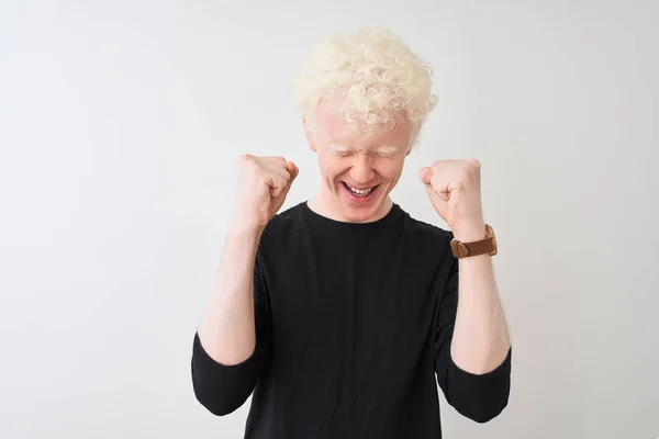 Ung Albino Blond Man Bär Svart Shirt Står Över Isolerad — Stockfoto