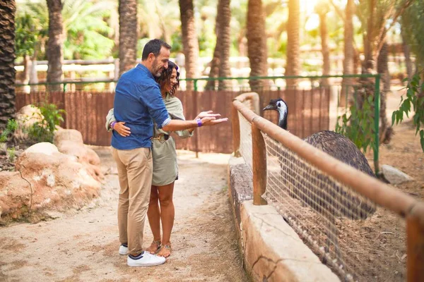 Casal Bonito Meia Idade Sorrindo Feliz Confiante Parque Cidade Com — Fotografia de Stock